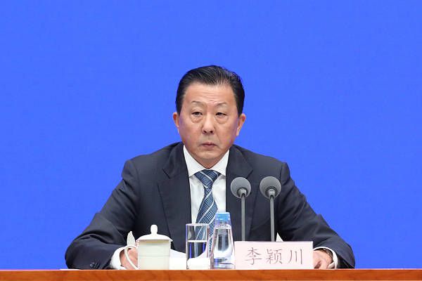 一名不利的前拳击冠军不幸被人栽赃杀人，他被迫在友谊和野心之间做出艰巨决定。